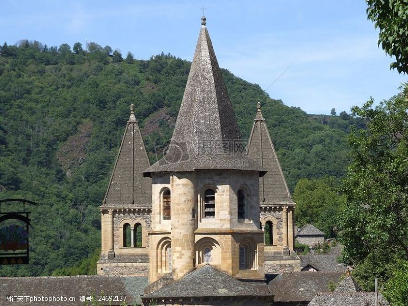 红塔山高耸的古堡式建筑