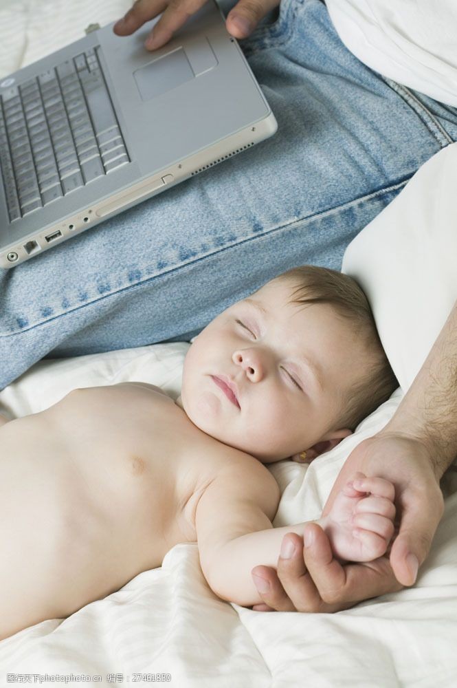 握着手握着父亲手睡觉的小婴儿图片