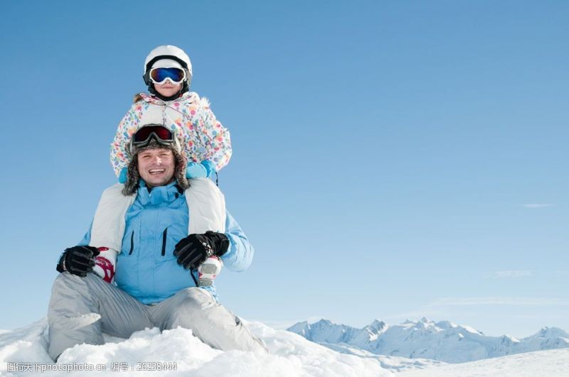 滑雪场坐在父亲肩膀上的儿童图片