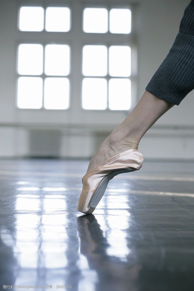 练功鞋芭蕾舞蹈演员脚部特写图片