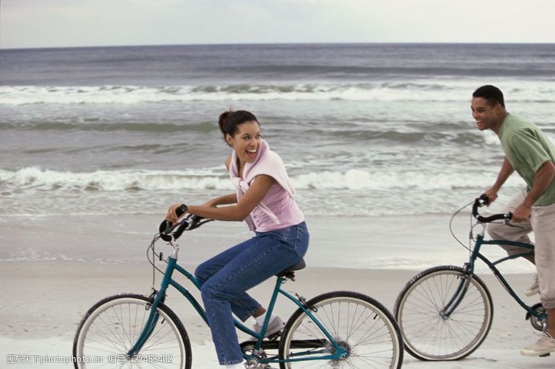 沙滩上骑车的夫妻图片
