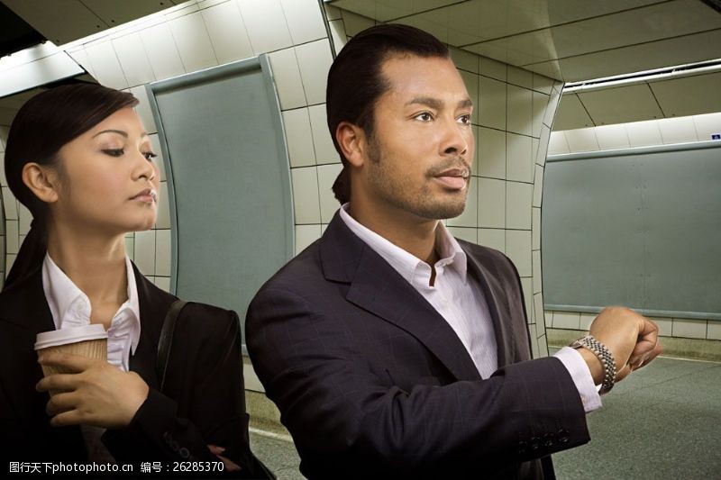 熟茶在地铁等车的成熟男人和白领美女图片
