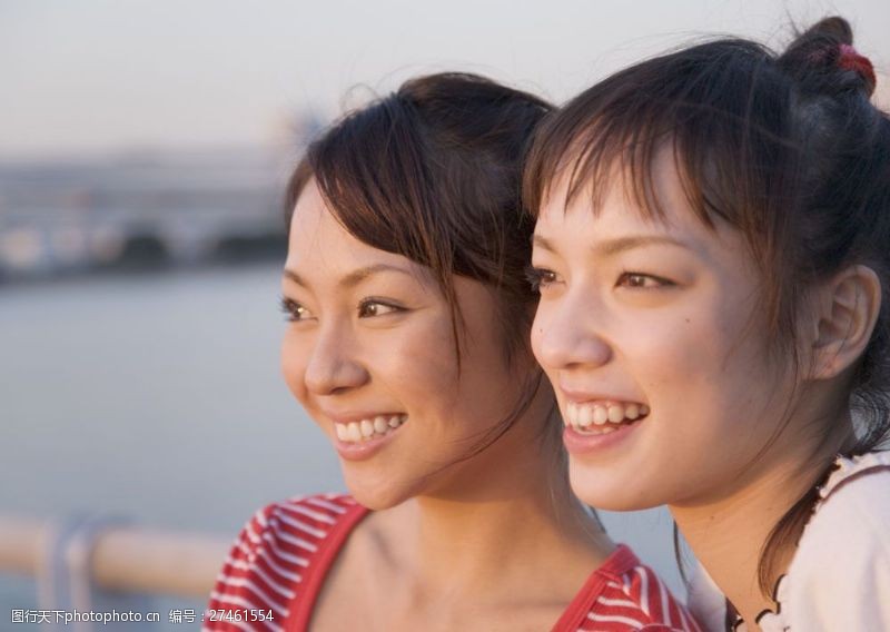 假日风光观赏风景的两个女孩图片