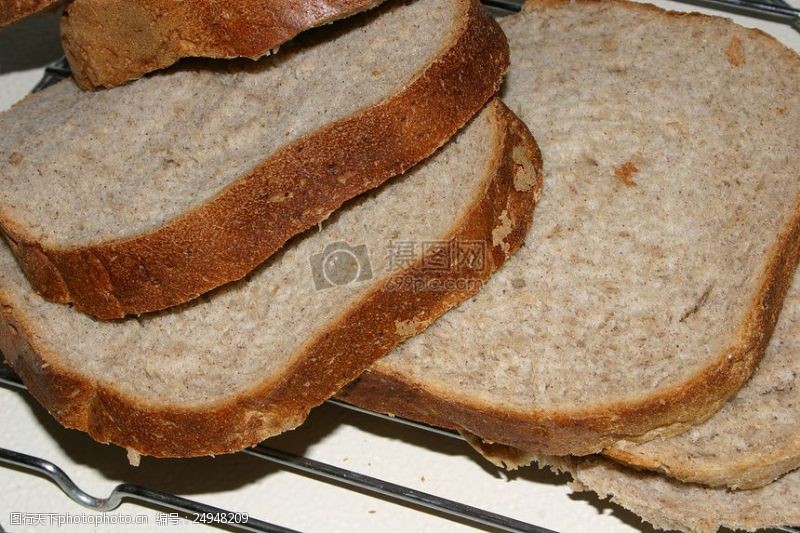 切片切开的全麦面包