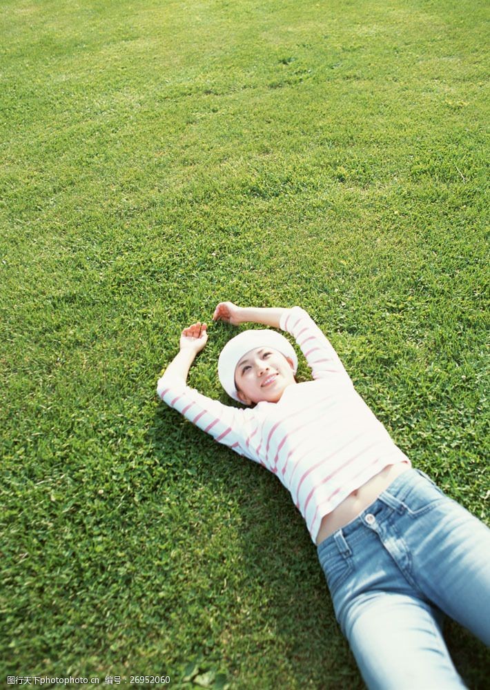 假日休闲女性躺在草地上的美女图片