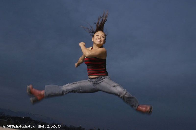 跃动的活力跳跃的时尚青年舞者图片
