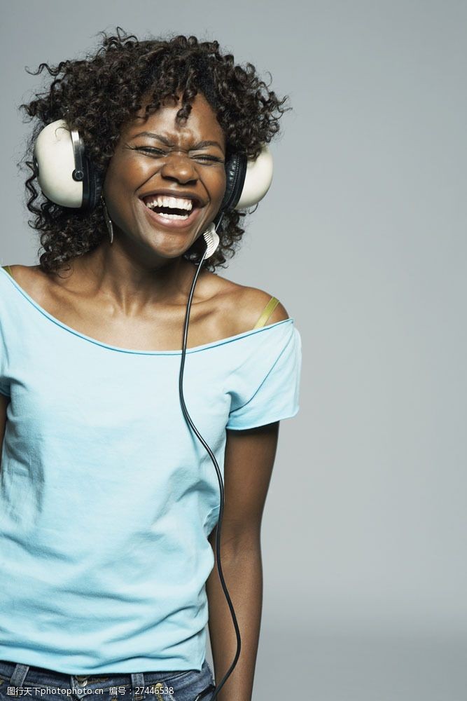 听音乐的美女听音乐开心大笑的黑人美女图片