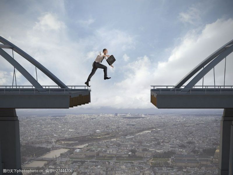 跃动的活力断桥跨越的商务男人图片