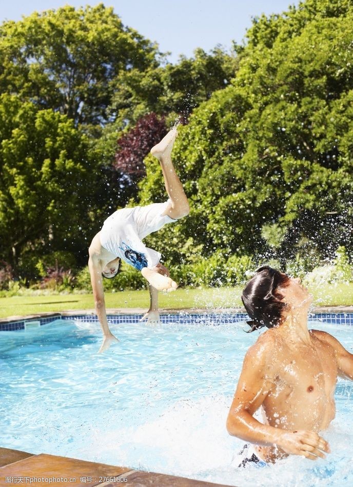 跃动的活力两个游泳的男孩图片
