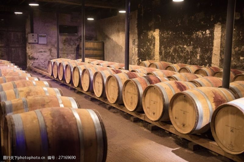 橡木桶酿葡萄酒厂木筒图片