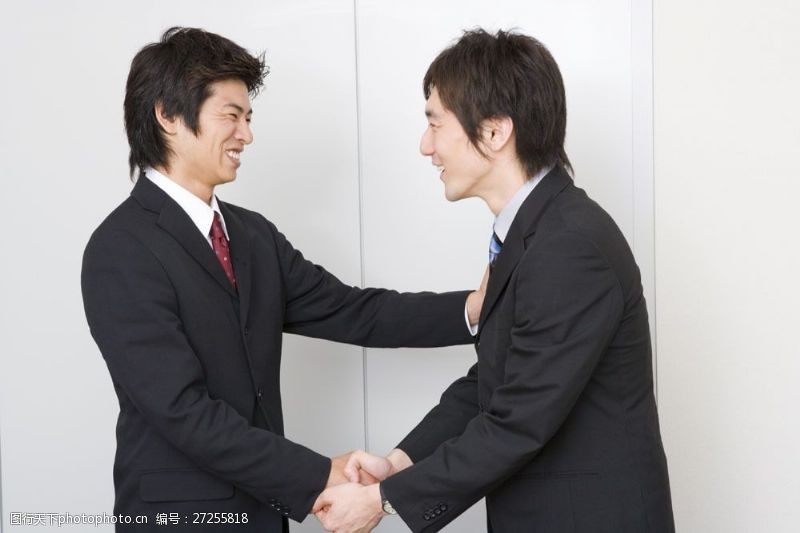 商务人士亲切握手合作的商务男性图片
