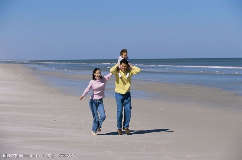 小夫妻沙滩上散步的家庭图片