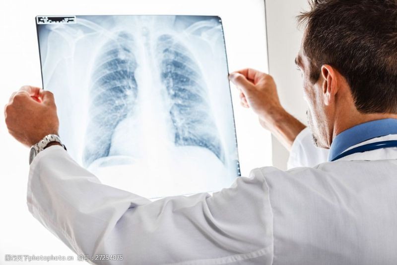 商务人士胸部CT与医生图片