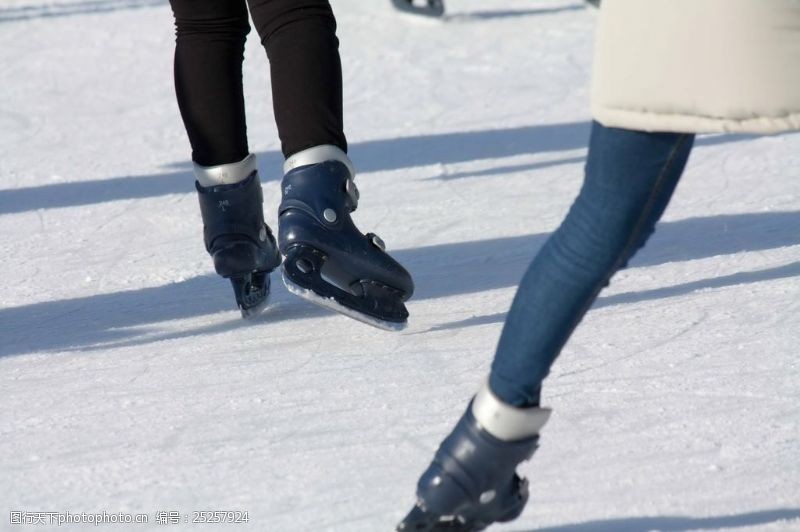滑雪场雪上滑冰腿部图片