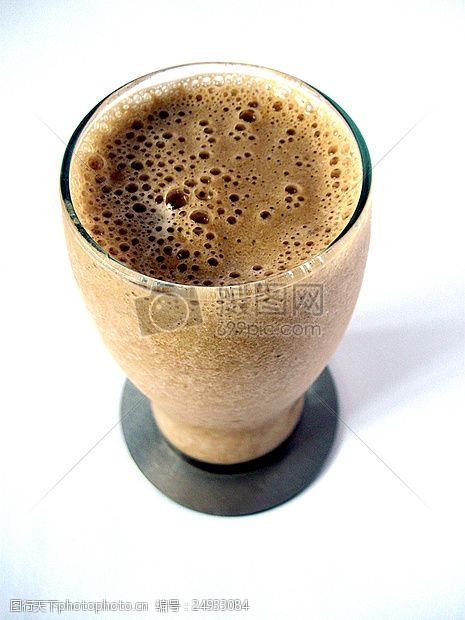 奶泡玻璃杯里的巧克力奶茶