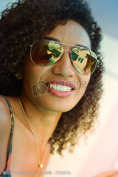 微笑的牙齿戴着太阳镜的女子