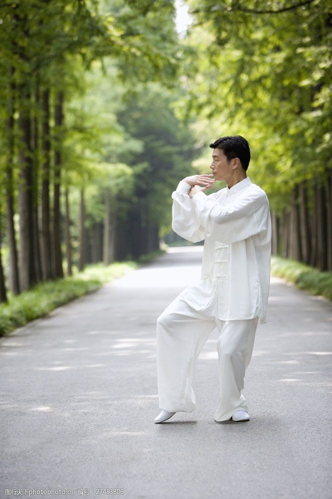 延年益寿林荫道上练习太极拳的男人图片