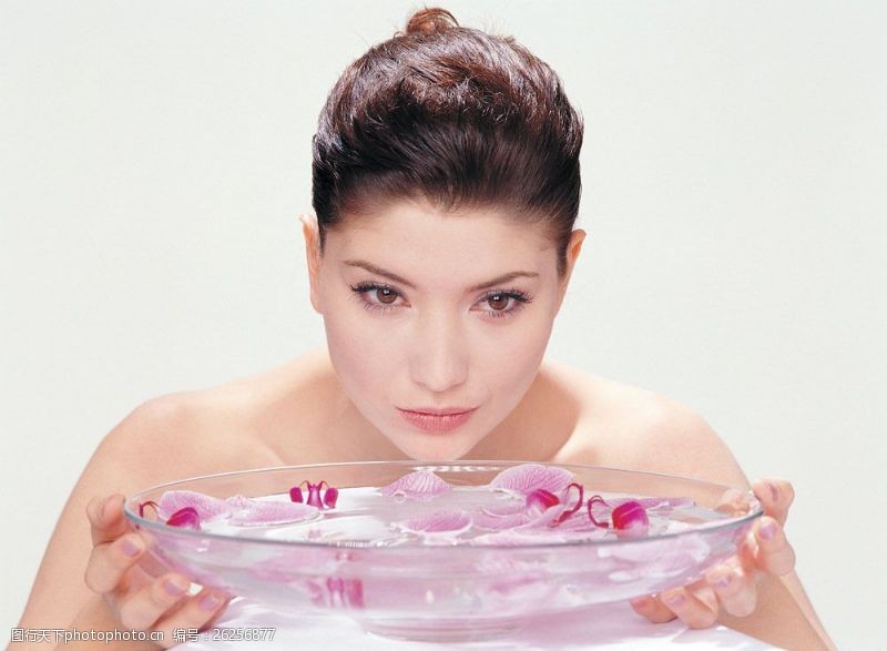 塑料制品女人端着一盆泡有花瓣的水图片
