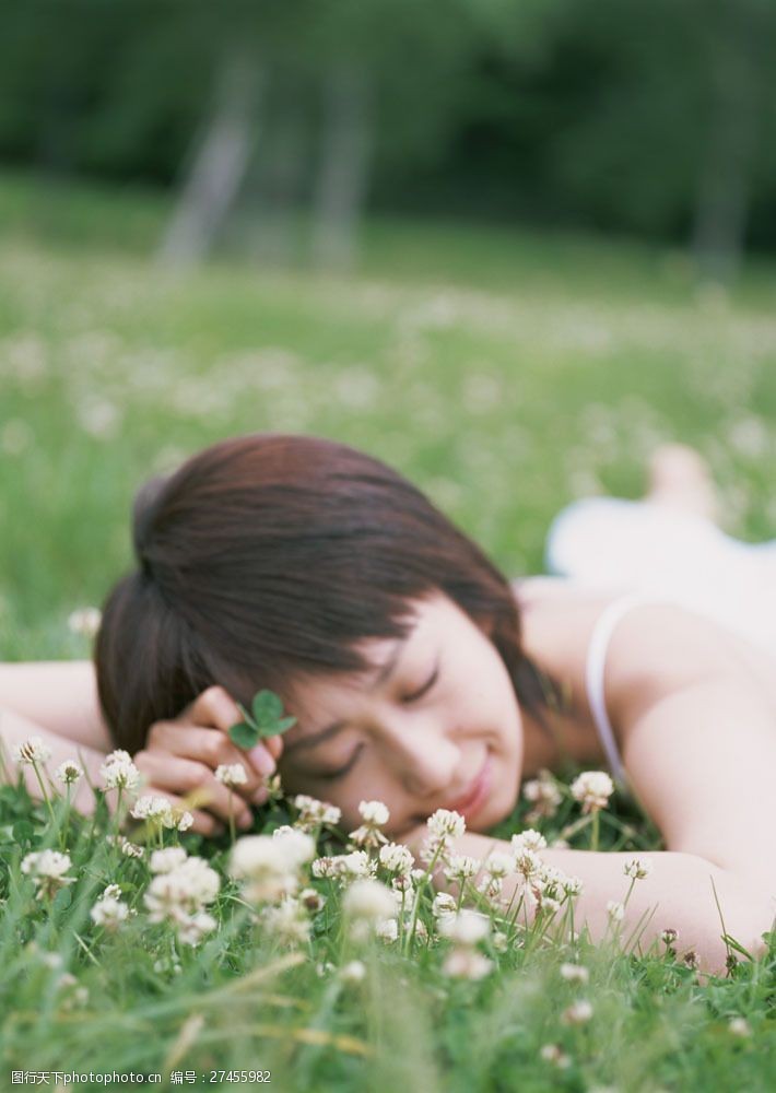 假日休闲女性趴在草地上的美女图片