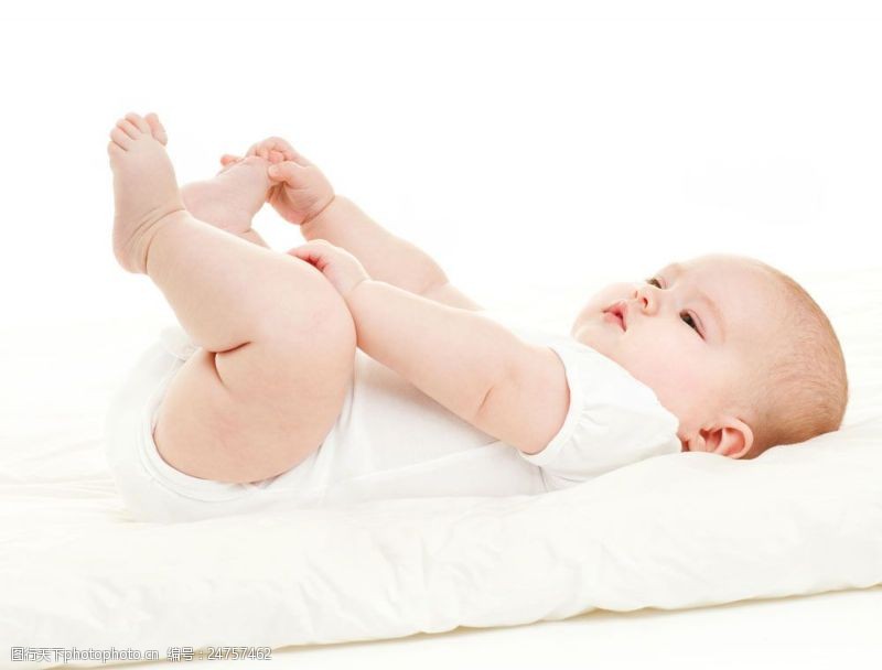 婴儿脚躺在被上玩脚丫的宝宝图片