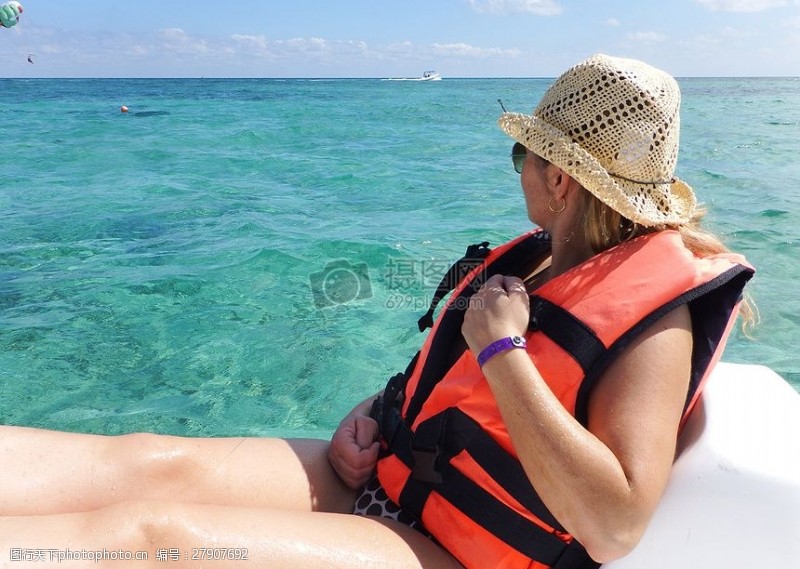 救生衣在加勒比海度假的女人