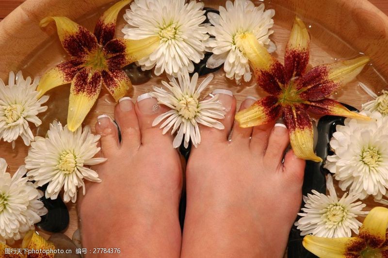足浴人物正在用花朵洗脚的双足图片