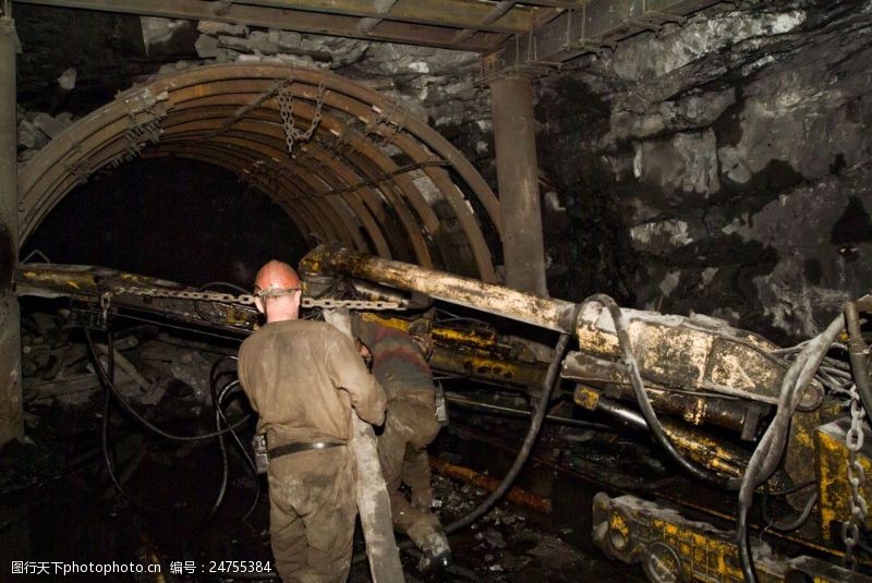 地下矿井矿井里面工作的矿工图片