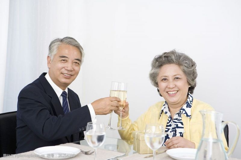 晚年生活老年人的浪漫午餐图片
