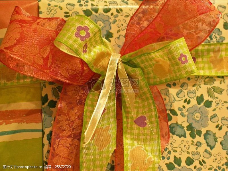 彩色的礼盒礼物包装的彩带