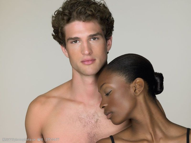 阳光美女男模与黑人美女图片