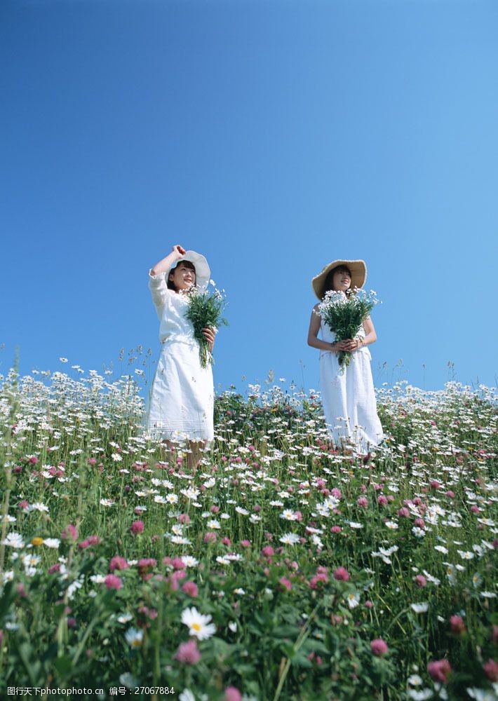 假日休闲女性站立在花丛中的女人图片