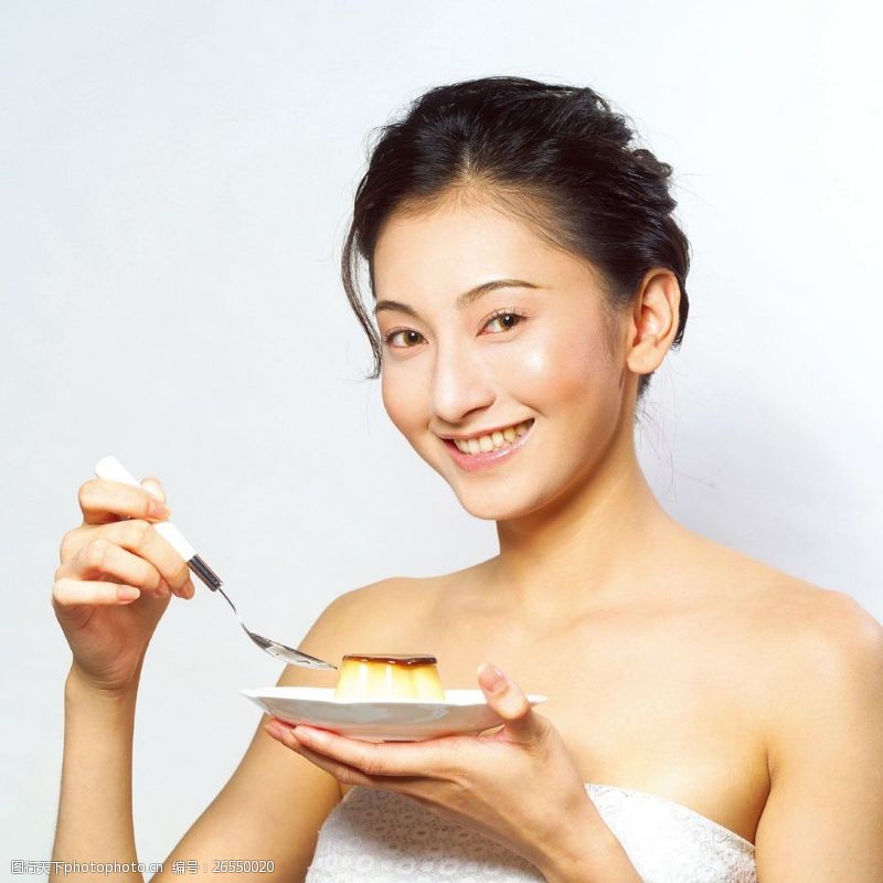 瘦身模特吃蛋糕的美女图片