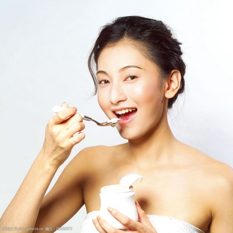 瘦身模特吃酸奶的美女图片