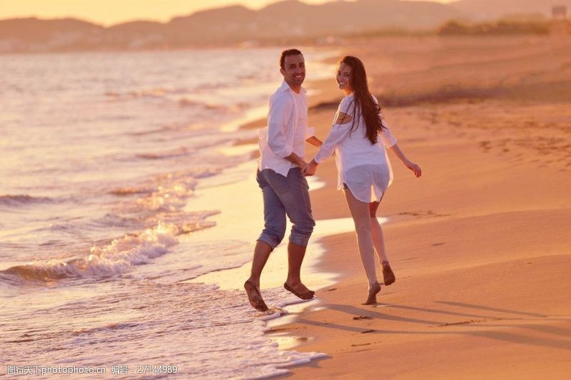 情侣海边漫步海边跑步的浪漫情侣图片
