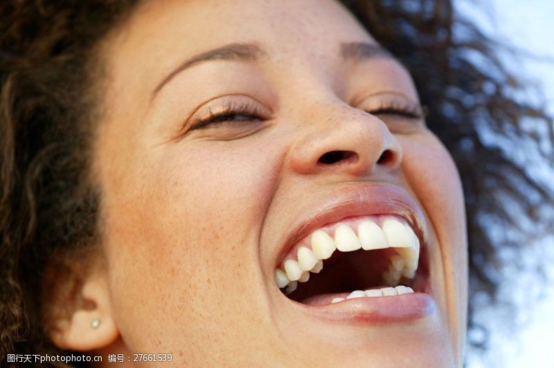 外国女人开心大笑的黑人女性图片