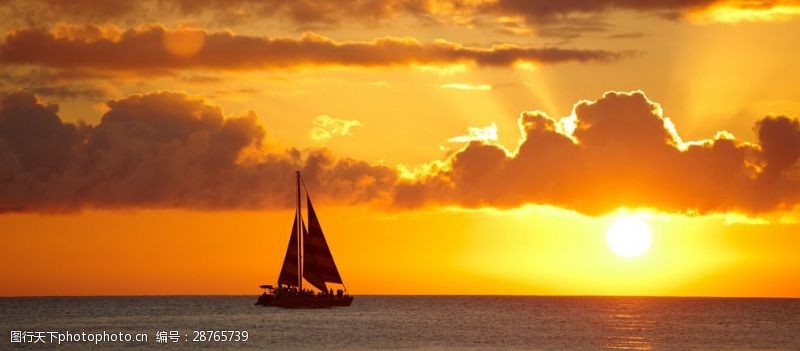 夕阳下的帆船落日下的帆船