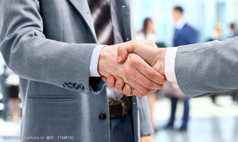 成功男士握手的商人图片