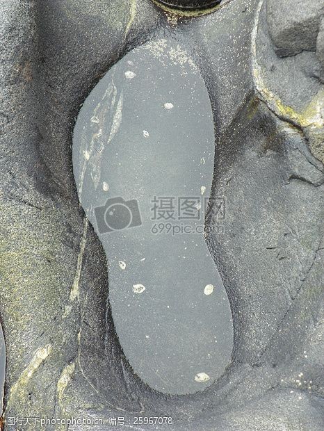 历史悠久岩石上的脚印