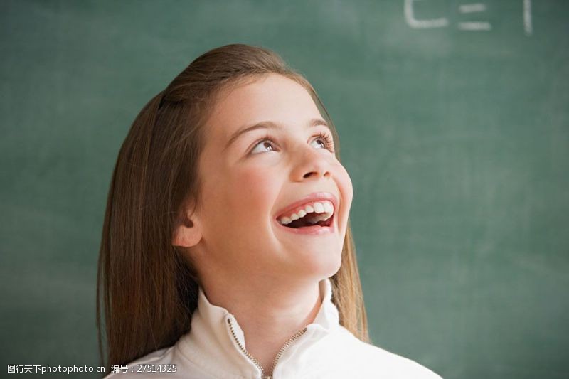 课外黑板前大笑的外国小女孩图片