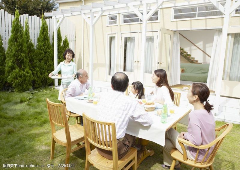 家庭成员快乐的家庭聚餐图片