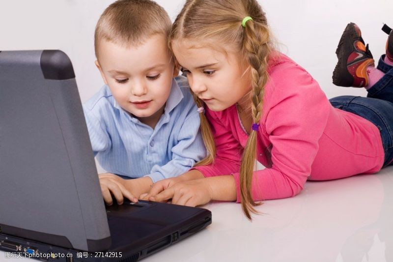 laptop两个玩电脑的小孩子图片