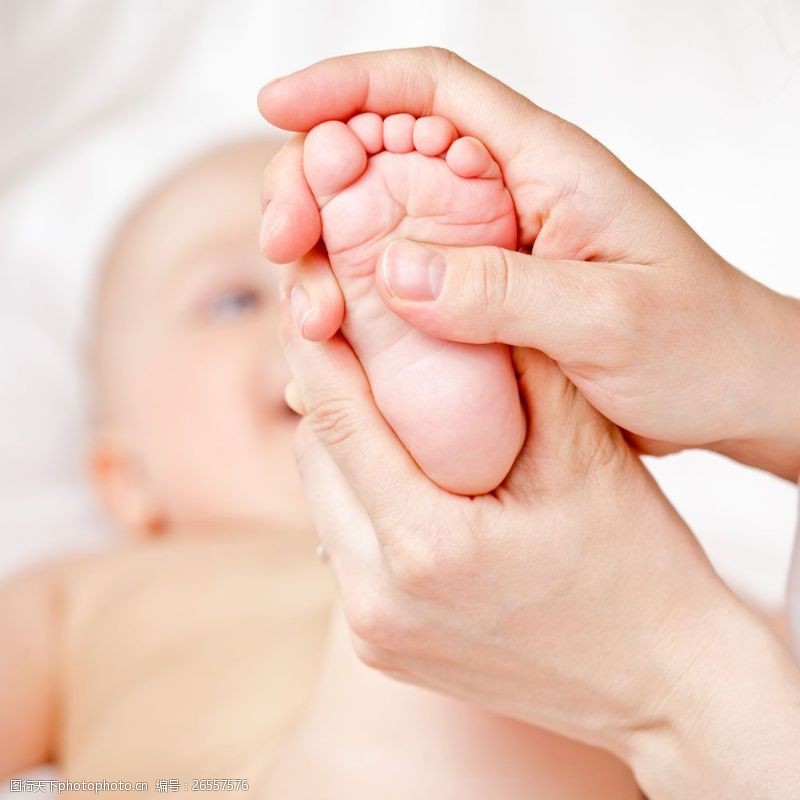 婴儿脚拿着宝宝脚丫的手图片