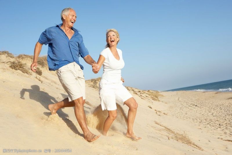 晚年生活沙滩上跑步的老年夫妇图片