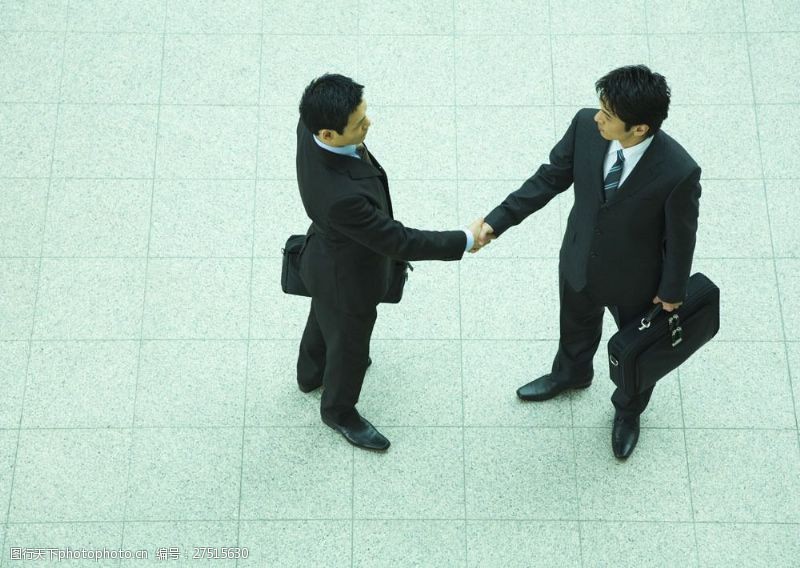成功男士握手合作的商务男人图片