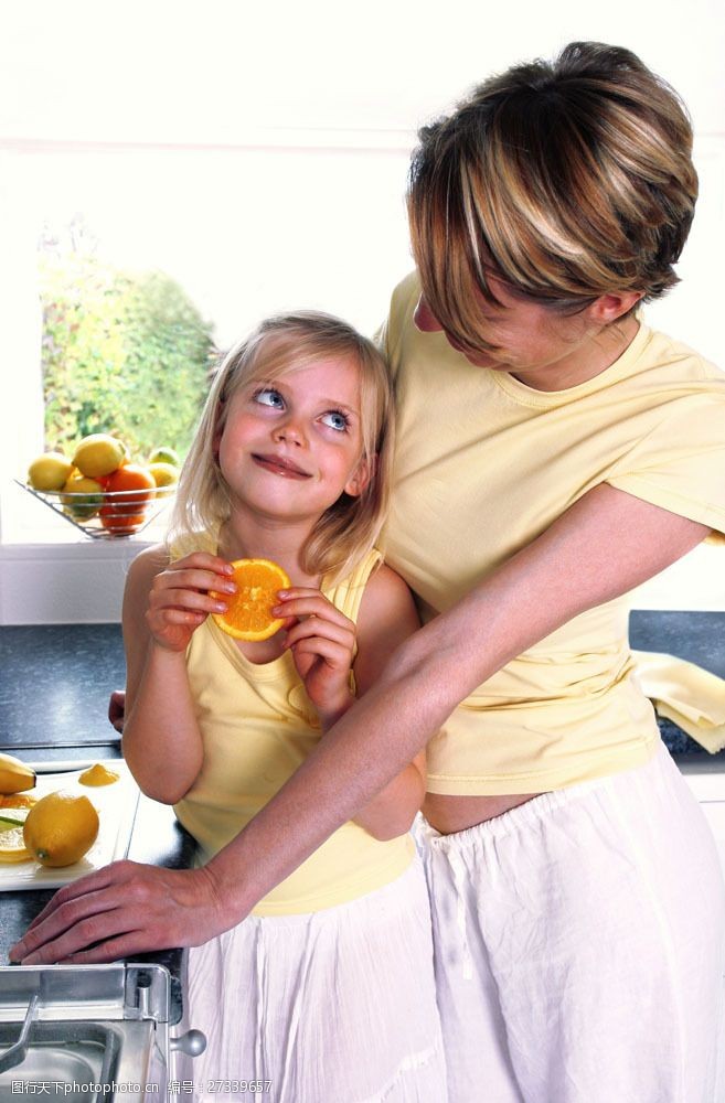 橙子切片素材依偎的母亲的女儿图片