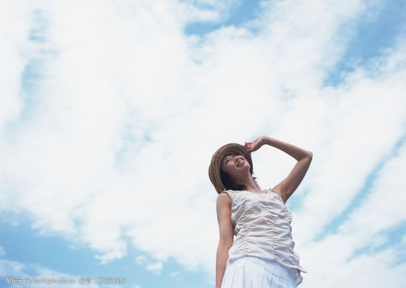 假日休闲女性站在天空下的女人图片