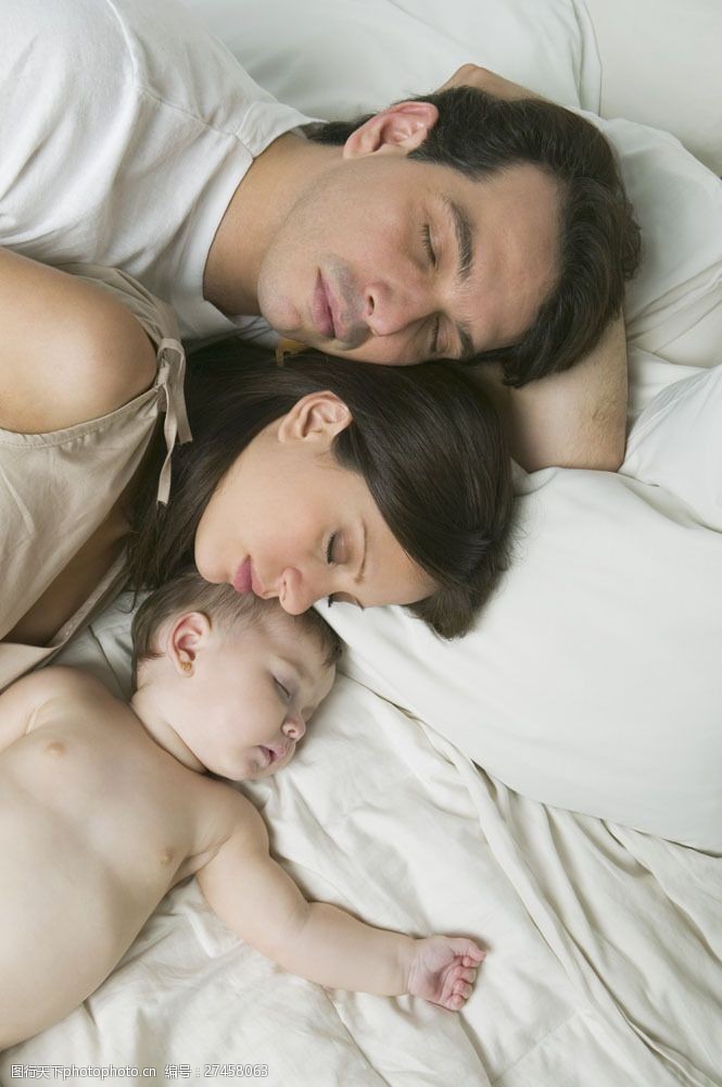 健康的宝贝睡着的一家人图片