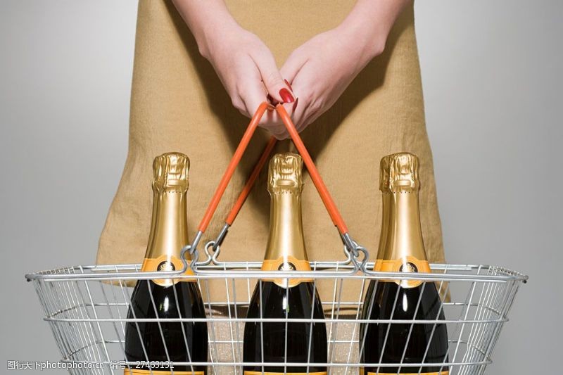 上篮提着购物篮有三瓶香槟的女士图片