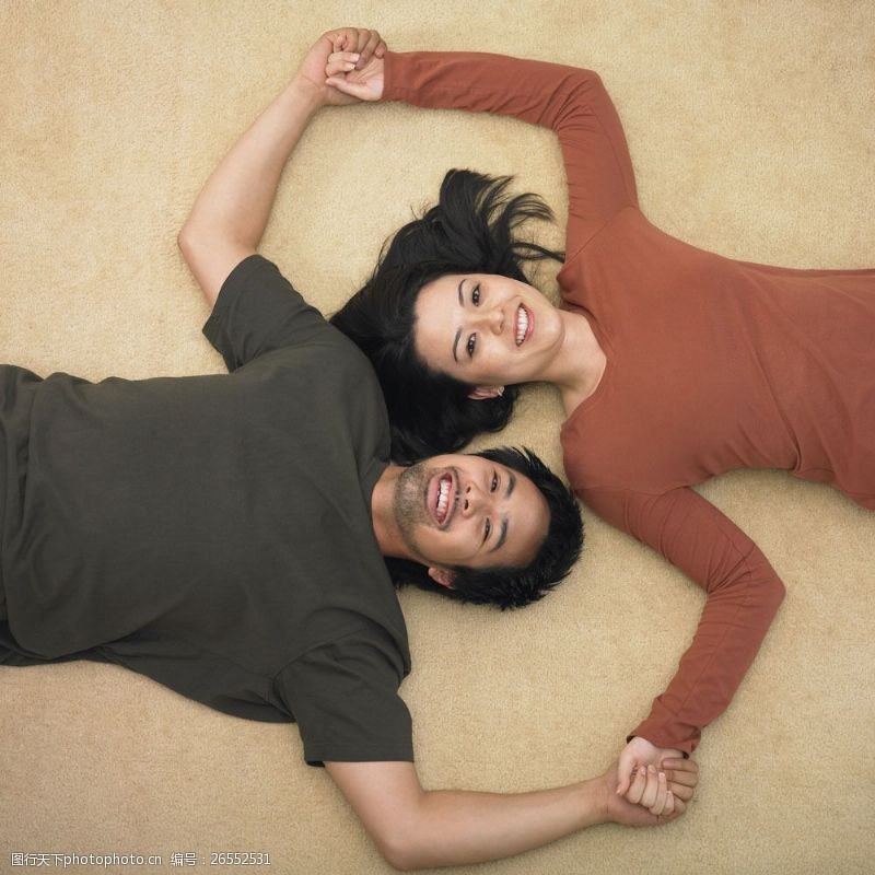 年轻一起躺在地上的情侣图片