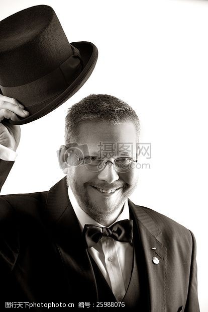 黑帽子男子在Tuxedo和眼镜控股高帽灰度